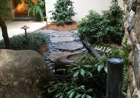 TINY COURTYARD GARDEN DELIVERS ENORMOUS DELIGHT!_featured_image