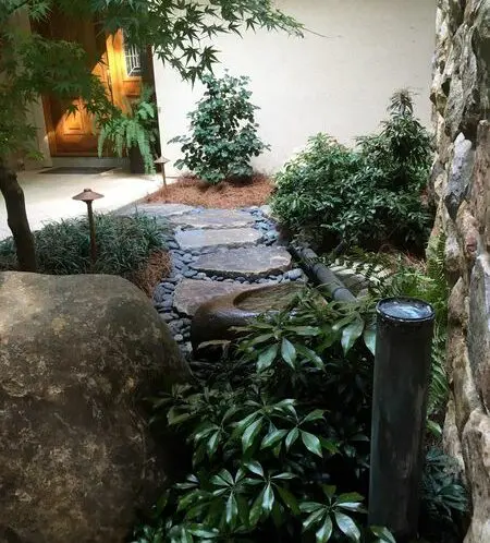 TINY COURTYARD GARDEN DELIVERS ENORMOUS DELIGHT!_featured_image
