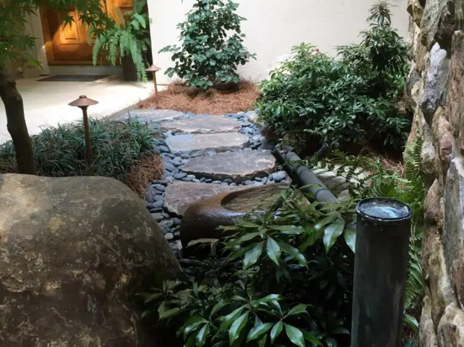 TINY COURTYARD GARDEN DELIVERS ENORMOUS DELIGHT!_featured_image